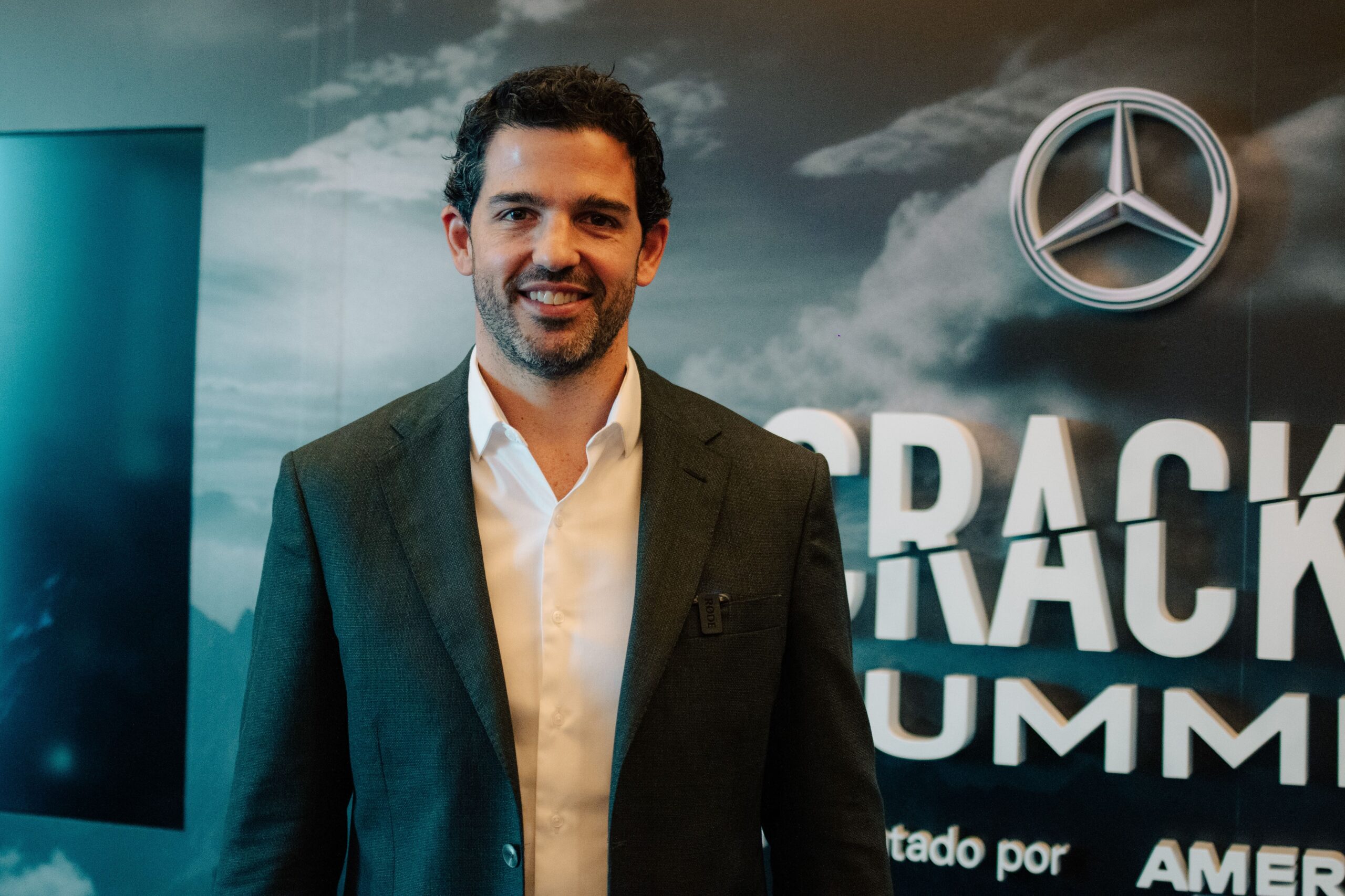 Entrevista con Oso Trava: lo que debes saber de Cracks Summit 2026 - Dapper Magazine