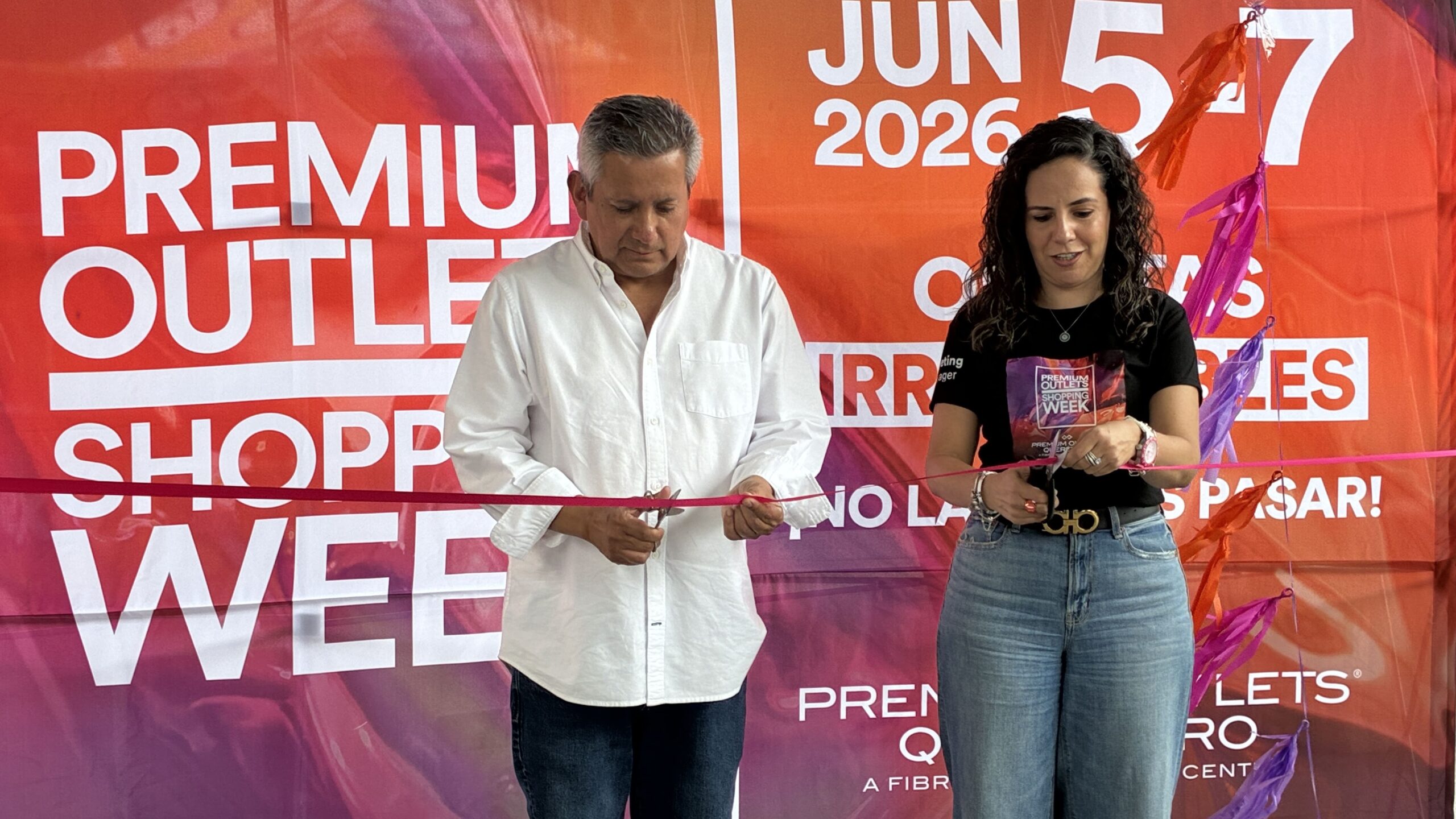 Jessica González Dávalos, Directora de Marketing de Premium Outlets Querétaro cortando el listón para dar inicio a la Shopping Week. 